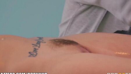 Dopo il massaggio, ha dovuto provare il sesso anale