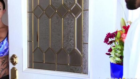 Sedotto con tette in silicone e chiese un grosso cazzo nero