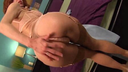 Lezione video dalla MILF: come le ragazze dovrebbero masturbarsi ai loro ragazzi