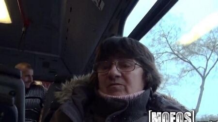 Direttamente sull'autobus ha scopato la ragazza nel culo