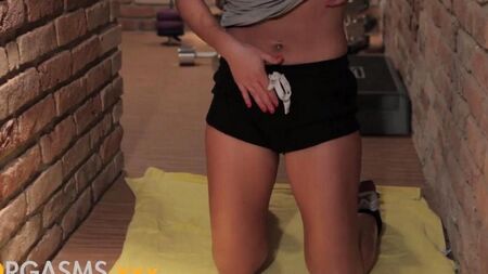 La ragazza si porta all'orgasmo con le dita