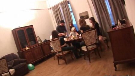 Gli studenti russi hanno organizzato un gangbang a una festa