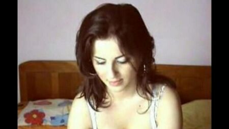 La bellezza rumena ha fatto appello al cliente in una chat video