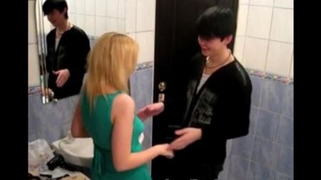 La bionda fa schifo e scopa nel bagno