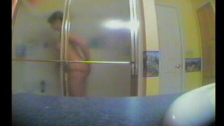 La sorella fa la doccia, non sapendo della cella nascosta