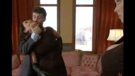Punizione di moglie e cameriere nello stile di BDSM