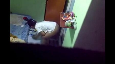 Camera nascosta installata nella stanza femminile nell'ostello