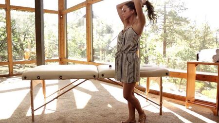 Masseuse Lesbiyanka ha sedotto il cliente