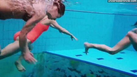 Telecamera nascosta fotografate ragazze nude in piscina