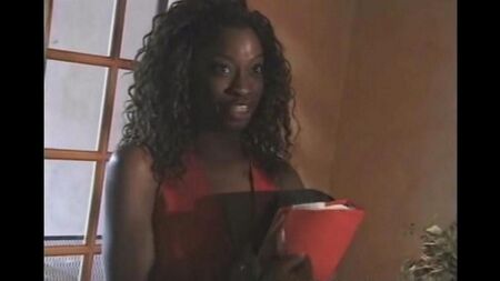 Una giovane donna di colore succhia un pene di un insegnante