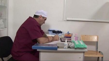 Il medico ha inserito il paziente con un estensore della figa