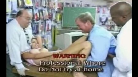 Testare un dildo gigante su una ragazza