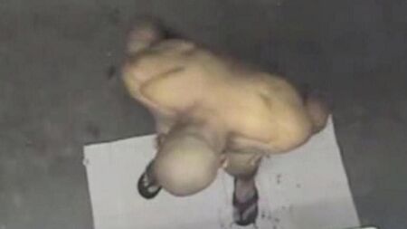 La fotocamera nascosta nella doccia ha mostrato un uomo nudo