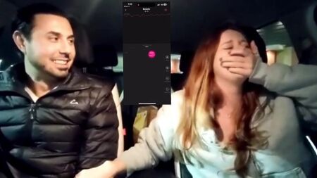 La ragazza ottiene un orgasmo in macchina mentre le sue dita del cazzo