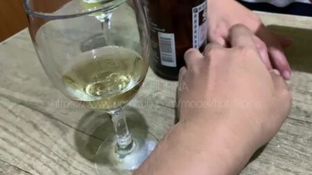 La bellezza adulta ha bevuto un po 'di vino e vuole fare sesso