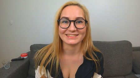 Bene, mostra la capacità della tua figa!