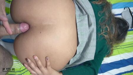 Una graziosa studentessa vive la sua prima dolorosa esperienza di sesso anale. Sesso amatoriale vero