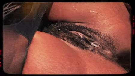 Ragazza nera con i capelli verdi succhia un dildo