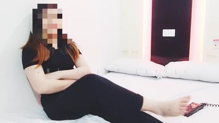 La ragazza si nasconde il viso e salta su un membro per il bottino
