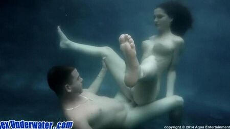 Sesso sott'acqua con una bella bruna