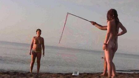 Gioco nudo sulla spiaggia