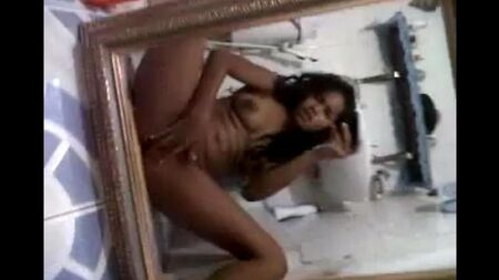 Nigersha nudo si spara sulla telecamera al telefono