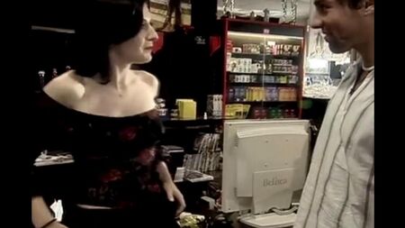 Sesso veloce con una commessa dietro il bancone