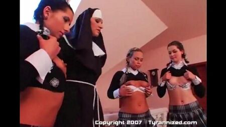 La suora faceva sesso tre ragazze