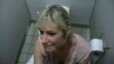 Succhia bene uno sconosciuto nel bagno