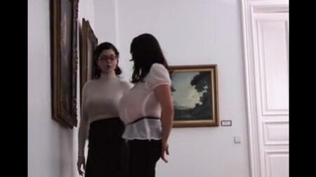 Grandi tette di due lesbiche nel museo