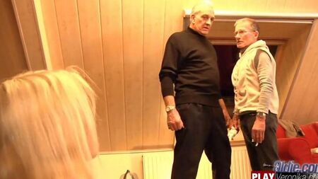 Capelli grigi nella barba e un membro in un giovane