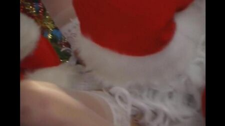 Babbo Natale ha scopato una fanciulla di neve sexy in calze sotto un albero di Natale