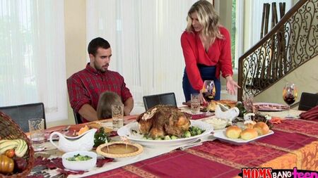 La cena in famiglia si è conclusa con il sesso tre