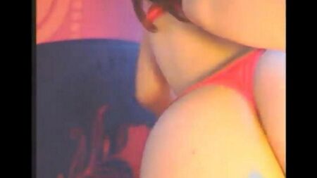La ragazza si scopa con i vibratori in tutti i buchi