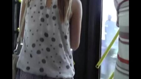 Sull'autobus ho tolto le mutandine di una ragazza con una gonna