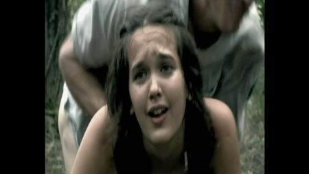violenza sessuale (stupro, manette) tratta dal film *I’ll Never Die Alone* (2008)
