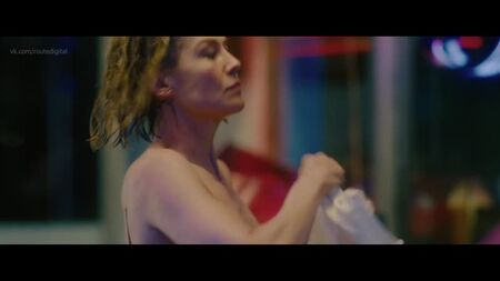 Rosamund Pike nuda (trasparente) - I Care a Lot (2020) HD 1080p Guarda online / Rosamund Pike - I Care a Lot