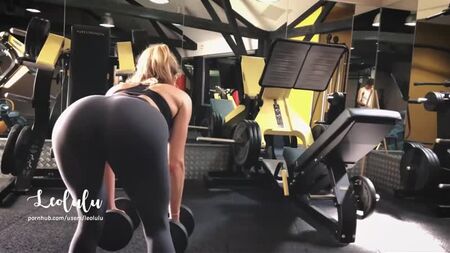 Un allenamento si trasforma in una scopata selvaggia nei bagni della palestra – Leolulu su Pornhub