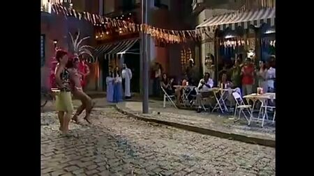 Juliana Paes quasi nuda per il Carnevale!
