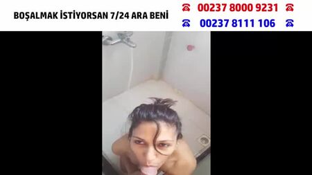 Ali il bagnino si fa fare un pompino da una ragazza turca in bagno (PORNO TURCO) (VIDEO SCOPERTO TURCO)