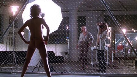Angelina Jolie nuda e Elizabeth Mitchell in una scena di sesso lesbico - Gia (1988) HD 1080p Blu-ray