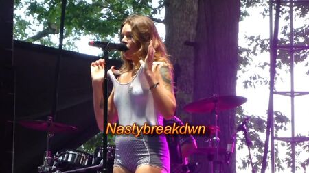 Tove Lo - Durante l'esibizione di "Talking Body" mostra il seno al pubblico (Sweetlife Festival 2015)