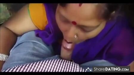 La zia Desi fa un pompino e una gola profonda, poi beve lo sperma