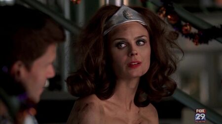 Emily Deschanel in versione sexy - Bones (2007) stg3ep5