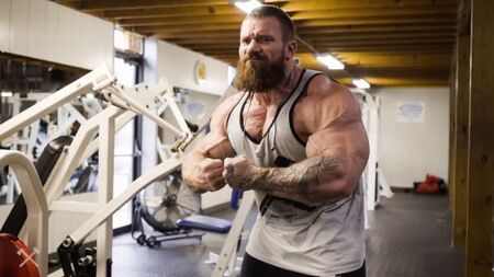 Seth Feroce allena le braccia