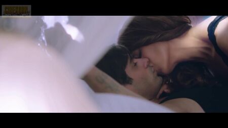 La sensuale Bipasha Basu - Scena intima - Alone (2015)