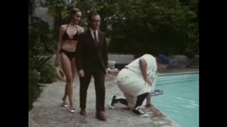 Julie Newmar e una modella nuda non accreditata - *Up Your Teddy Bear* (alias *Seduction of a Nerd*, Stati Uniti 1970)