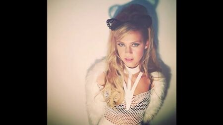 La sfida "Masturbati" di Nicola Peltz