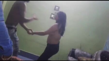 Una ragazza indiana balla nuda con due ragazzi