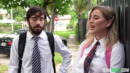 Gli studenti fanno sesso appena si incontrano. Video porno con Blake Blossom e Nade Nasty